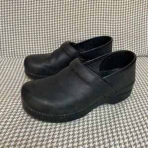 Dansko size 40 matte black clogs